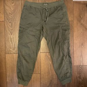 Eddie Bauer womens twill cargo joggers (olive green)